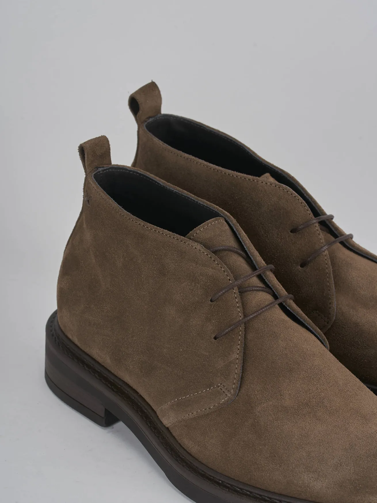 Anfibi camoscio beige