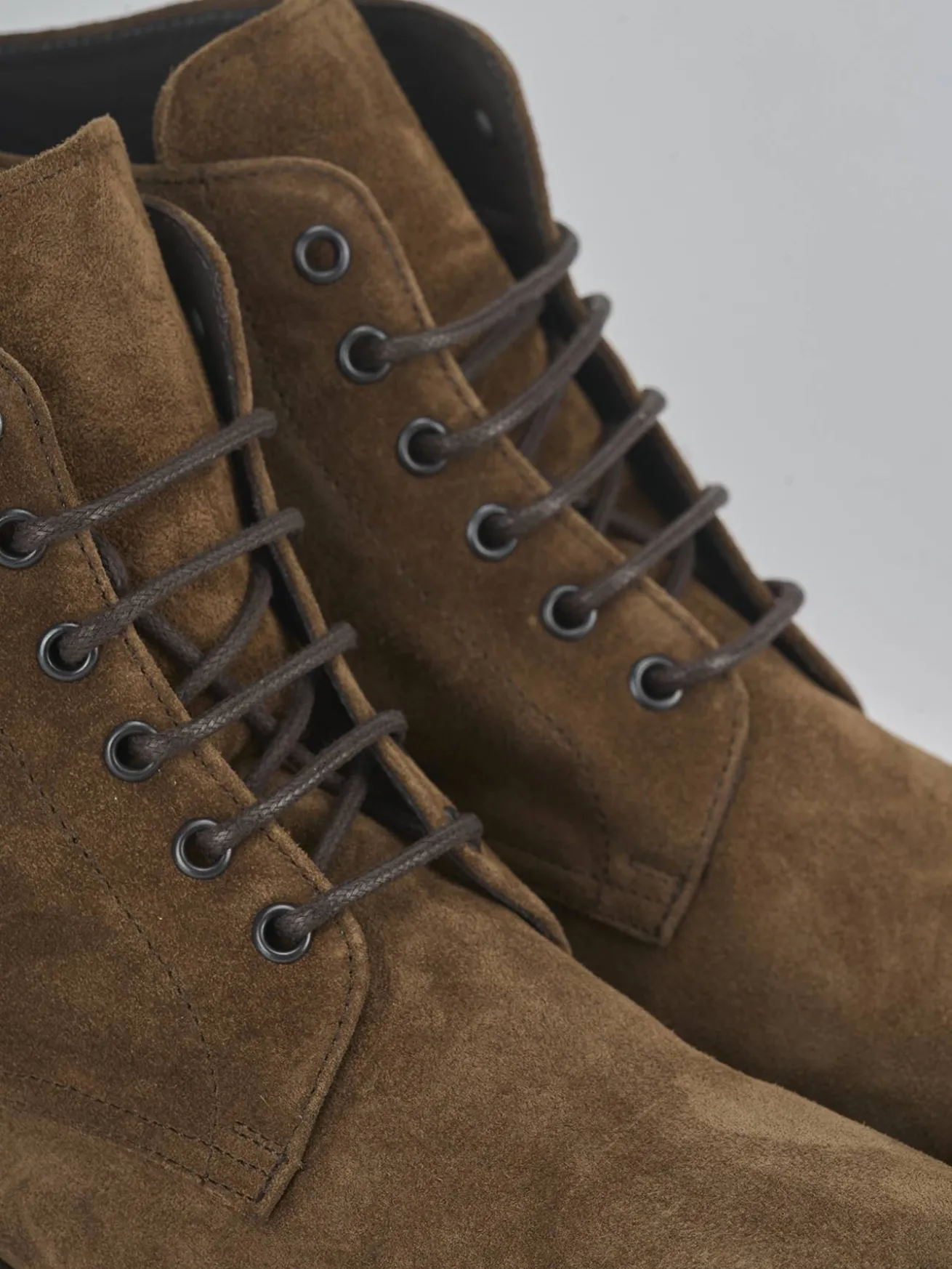 Anfibi camoscio marrone