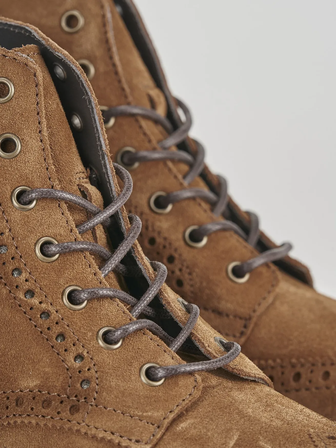 Anfibi camoscio marrone