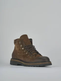 Anfibi camoscio marrone