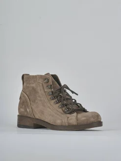 Anfibi tacco 2cm camoscio testa