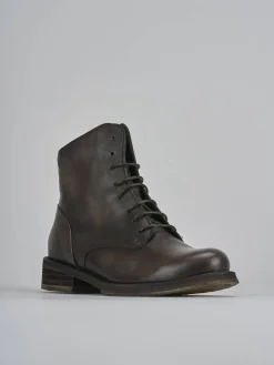 Anfibi tacco 2cm pelle testa