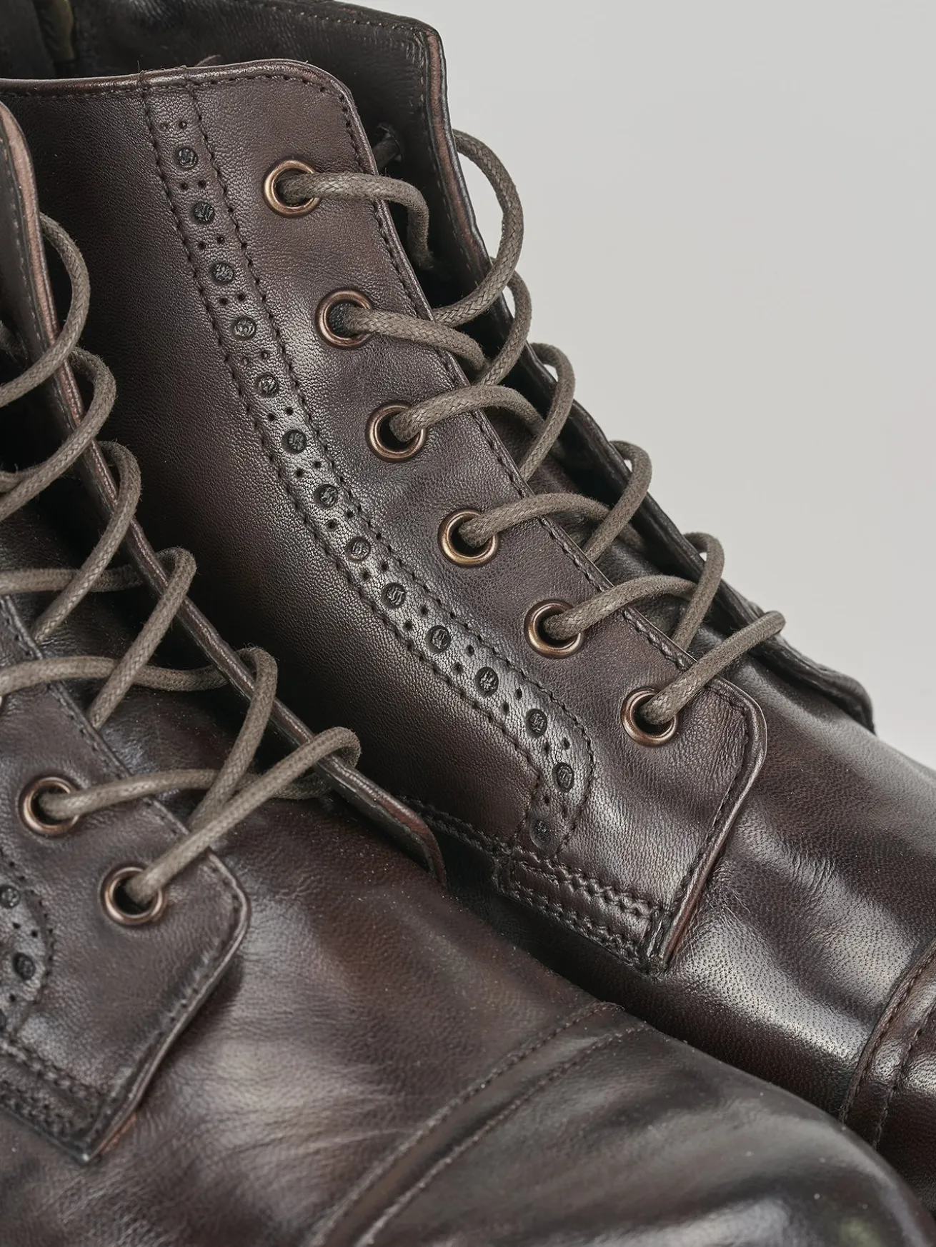 Anfibi tacco 2cm pelle testa