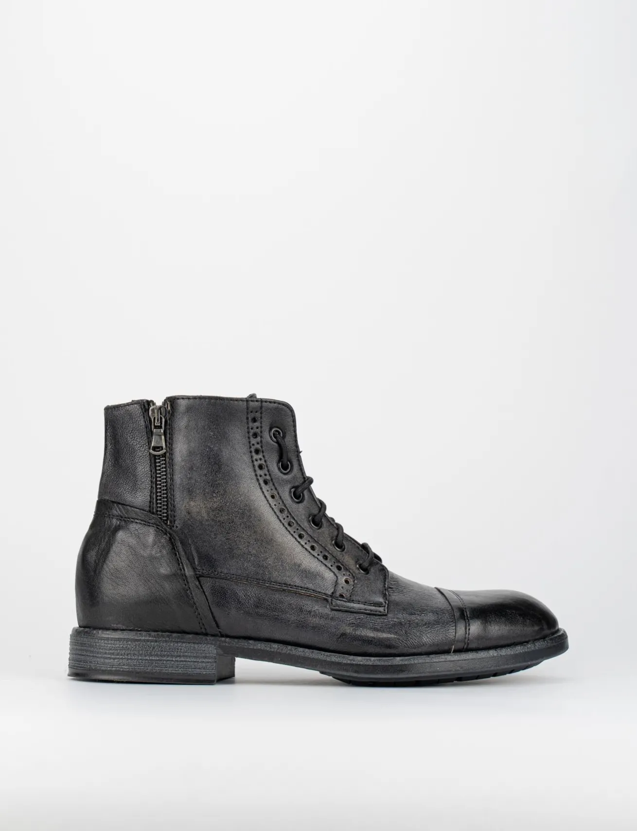 Anfibio fondo gomma e soletto interno in vera pelle. Tomaia in morbida pelle nero