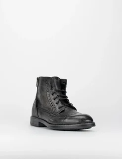 Anfibio fondo gomma e soletto interno in vera pelle. Tomaia in morbida pelle nero