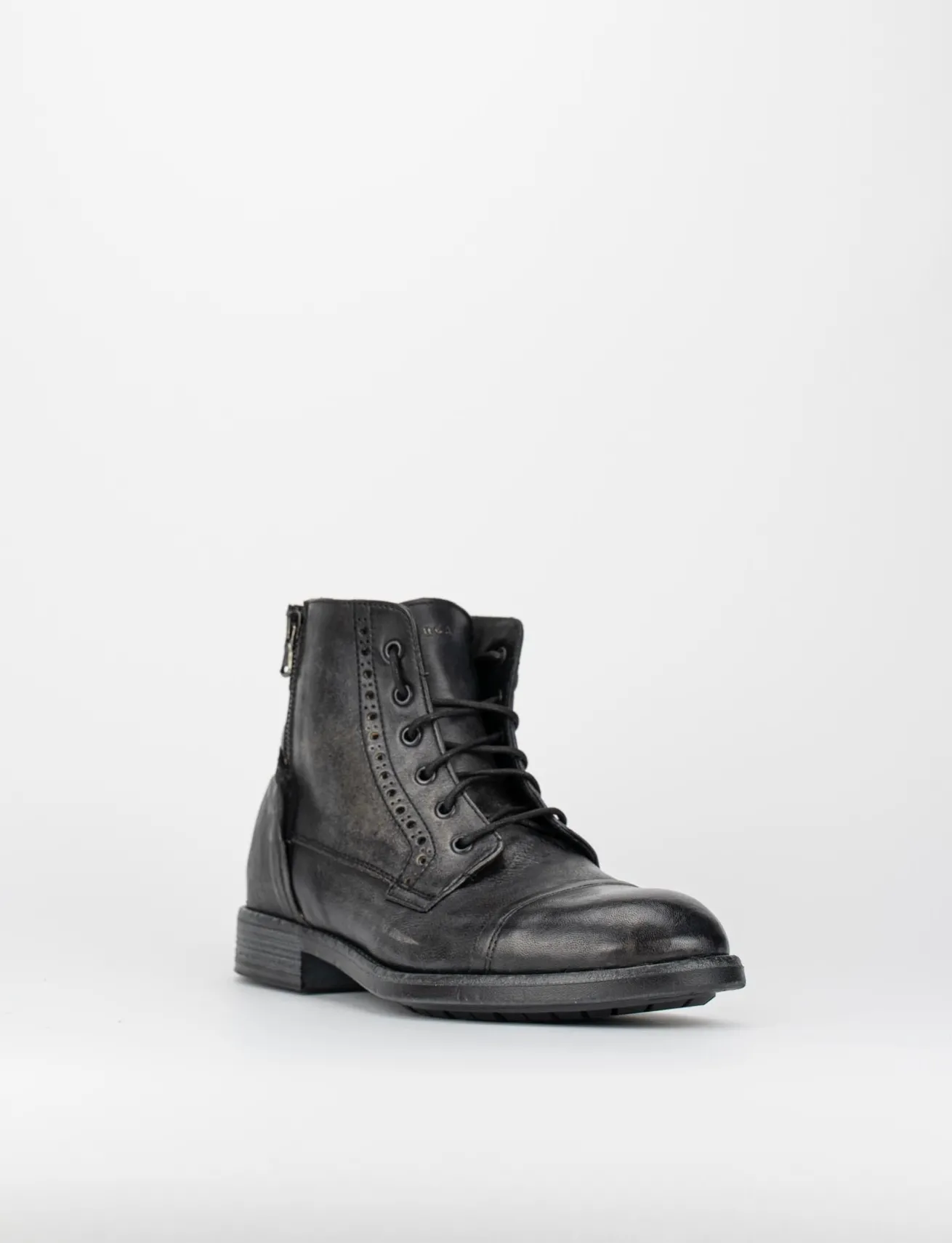 Anfibio fondo gomma e soletto interno in vera pelle. Tomaia in morbida pelle nero