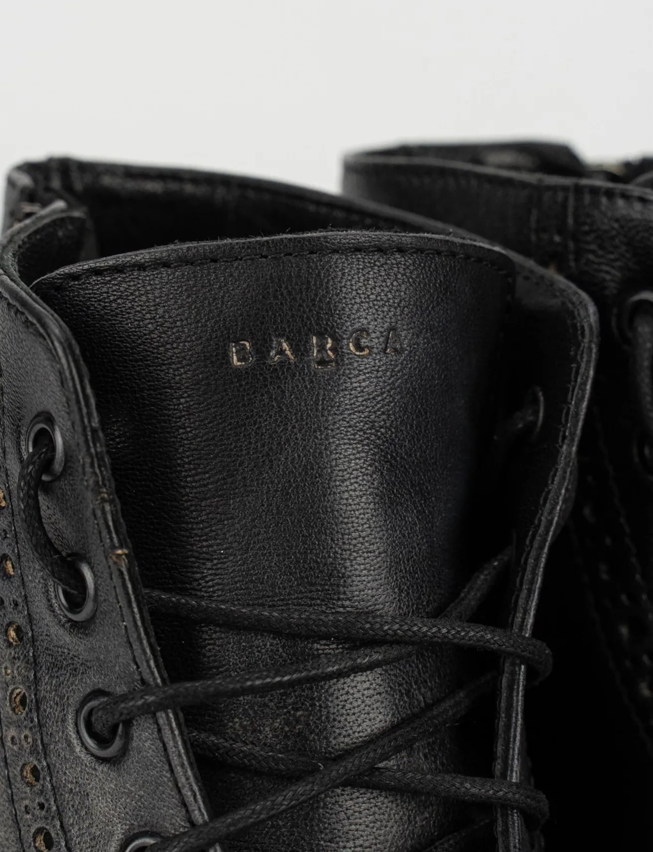 Anfibio fondo gomma e soletto interno in vera pelle. Tomaia in morbida pelle nero