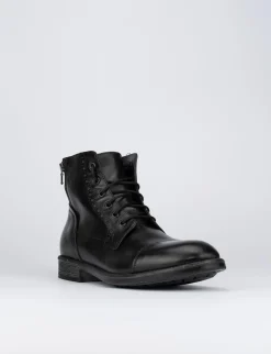 Anfibio fondo gomma e soletto interno in vera pelle. Tomaia in morbida pelle nero