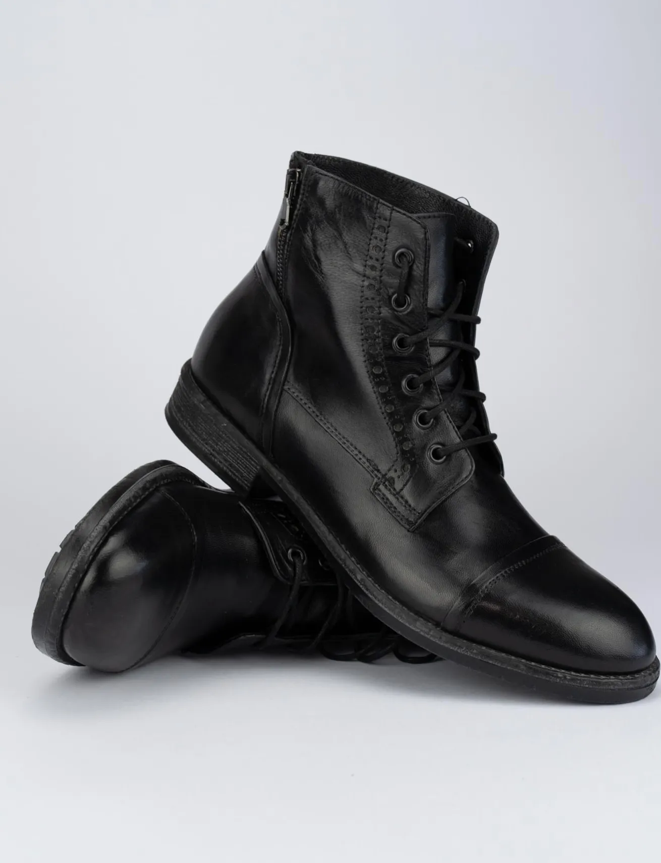 Anfibio fondo gomma e soletto interno in vera pelle. Tomaia in morbida pelle nero