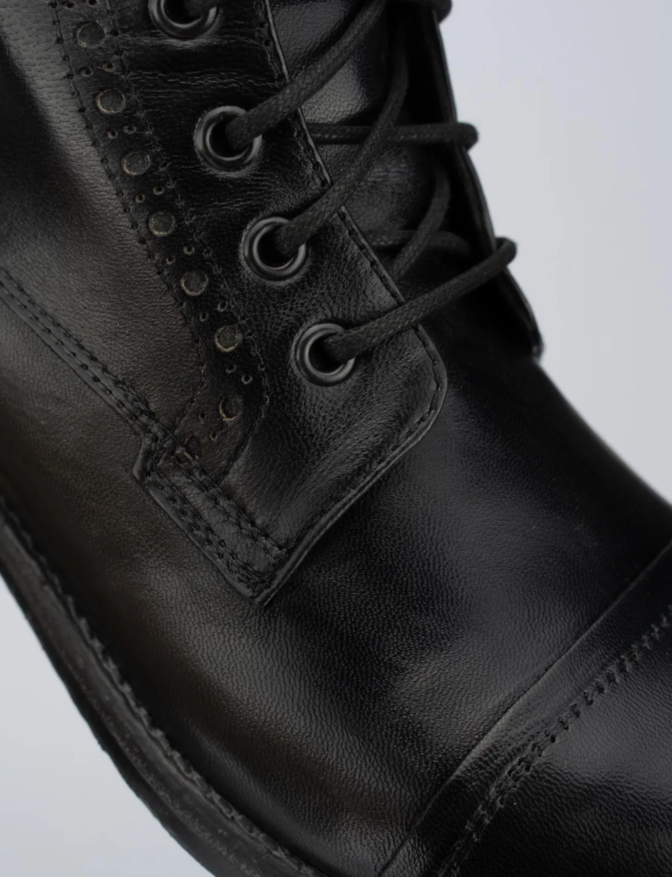 Anfibio fondo gomma e soletto interno in vera pelle. Tomaia in morbida pelle nero