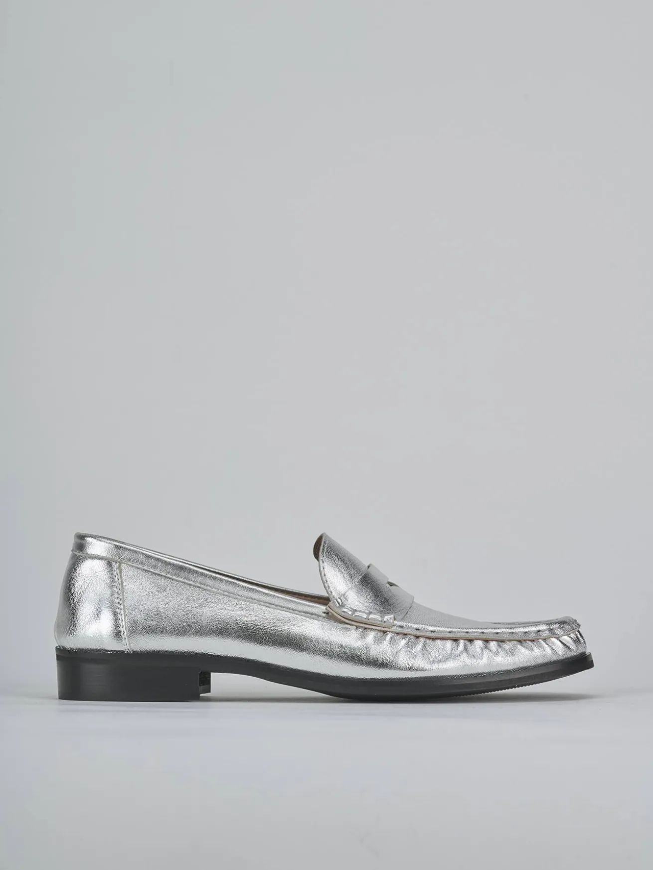Mocassini tacco 1cm laminato argento