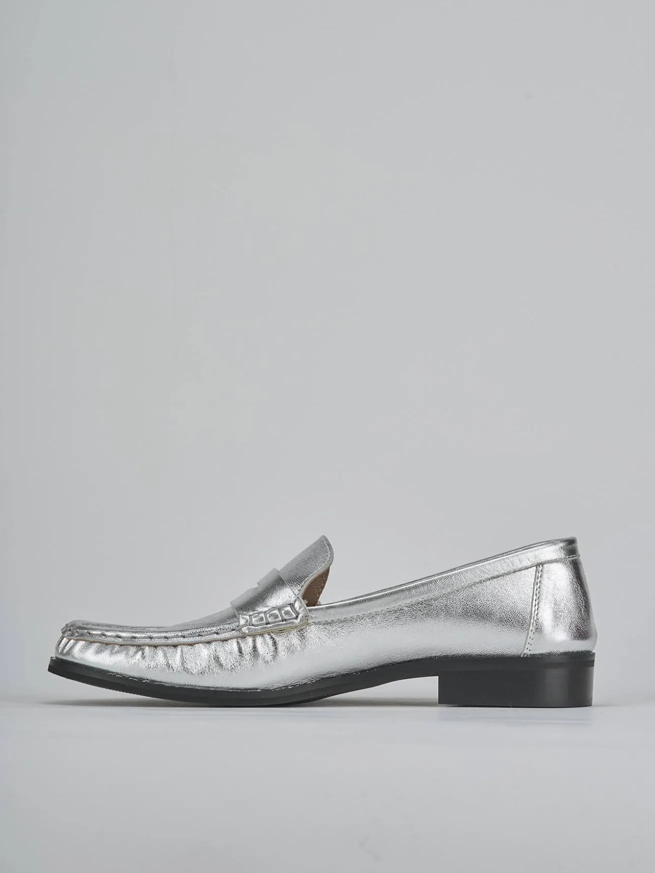 Mocassini tacco 1cm laminato argento
