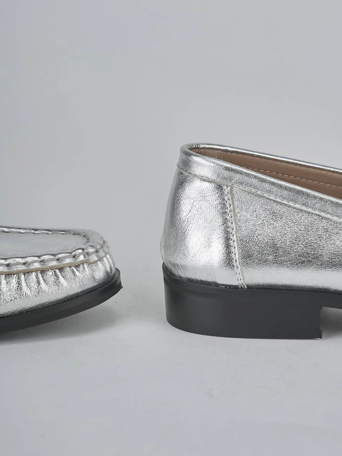 Mocassini tacco 1cm laminato argento