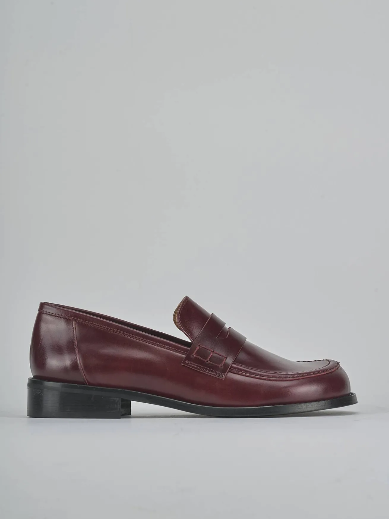 Mocassini tacco 2cm pelle bordo'