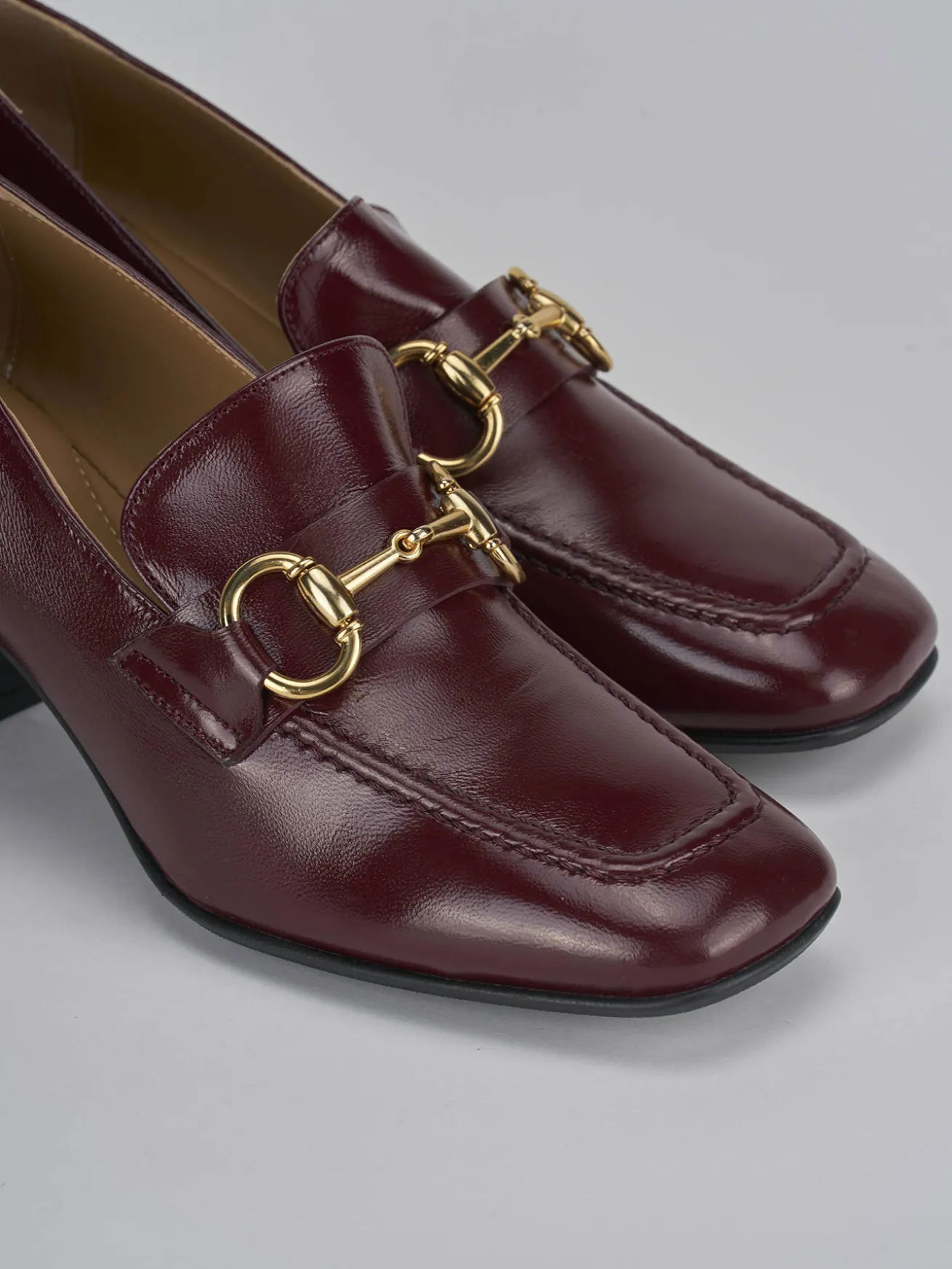 Mocassini tacco 5cm vernice bordo'