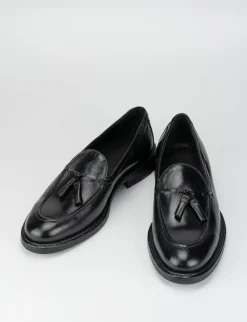 Mocassino fondo cuoio e soletto interno in vera pelle. Tomaia in morbida pelle nero