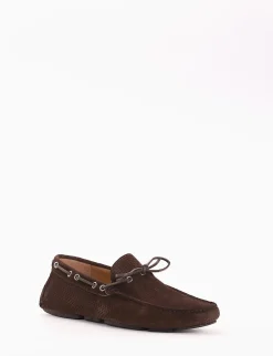 mocassino fondo gomma e soletto interno in vera pelle. Tomaia in morbidissimo camoscio con traforatura a piccoli quadrati testa