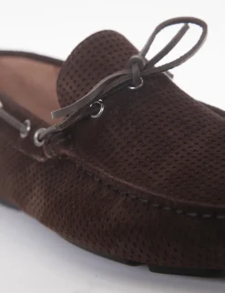 mocassino fondo gomma e soletto interno in vera pelle. Tomaia in morbidissimo camoscio con traforatura a piccoli quadrati testa