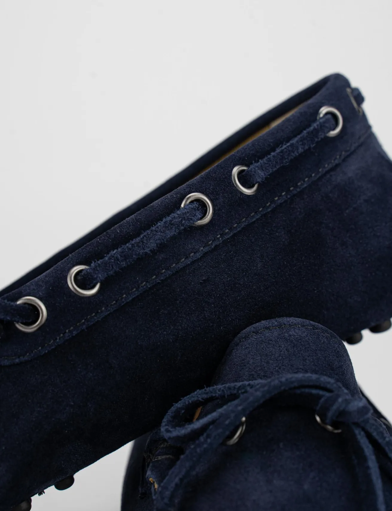 mocassino fondo gomma e soletto interno in vera pelle. tomaia in morbido camoscio blu