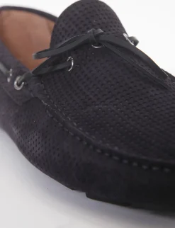 mocassino fondo gomma e soletto interno in vera pelle. Tomaia in morbidissimo camoscio con traforatura a piccoli quadrati blu