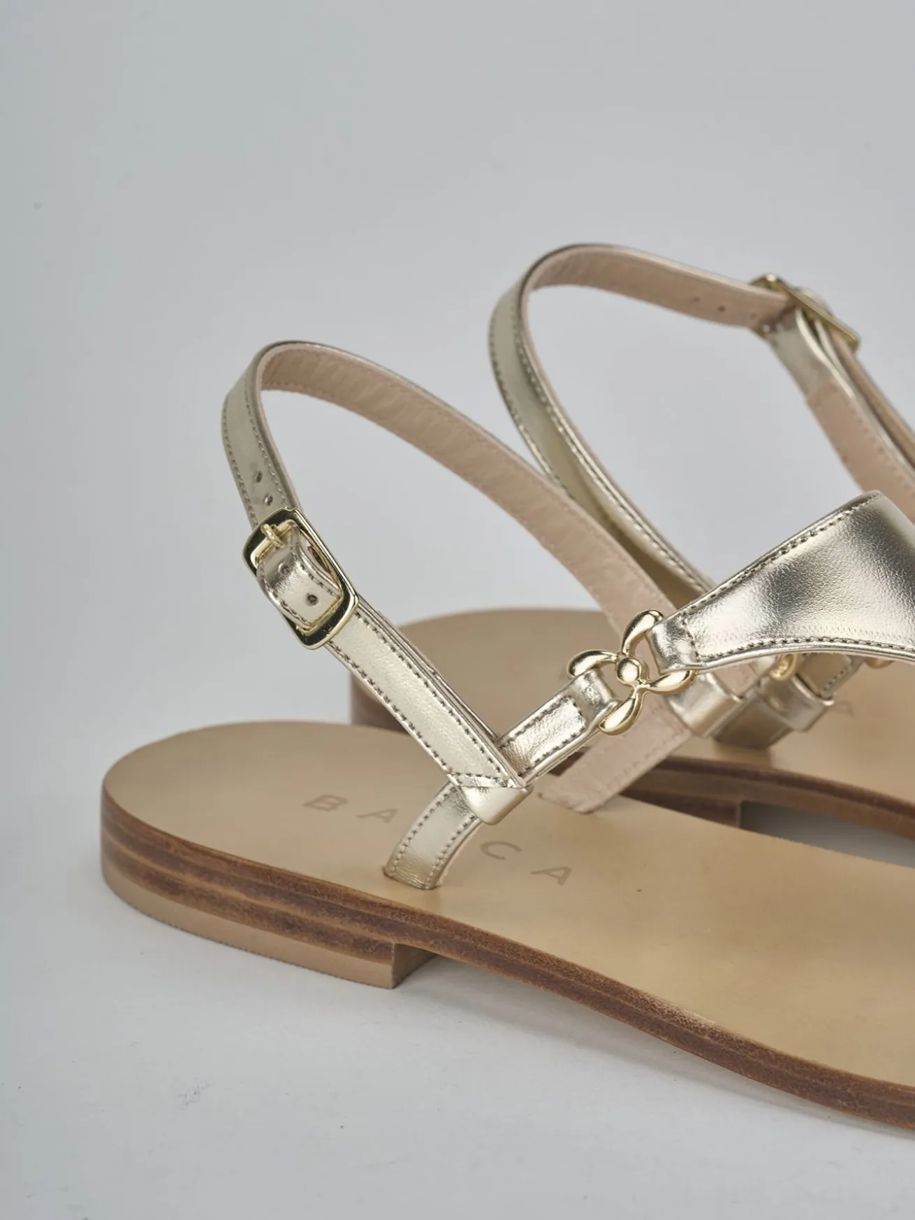 Sandalo infradito tacco 1 cm oro laminato