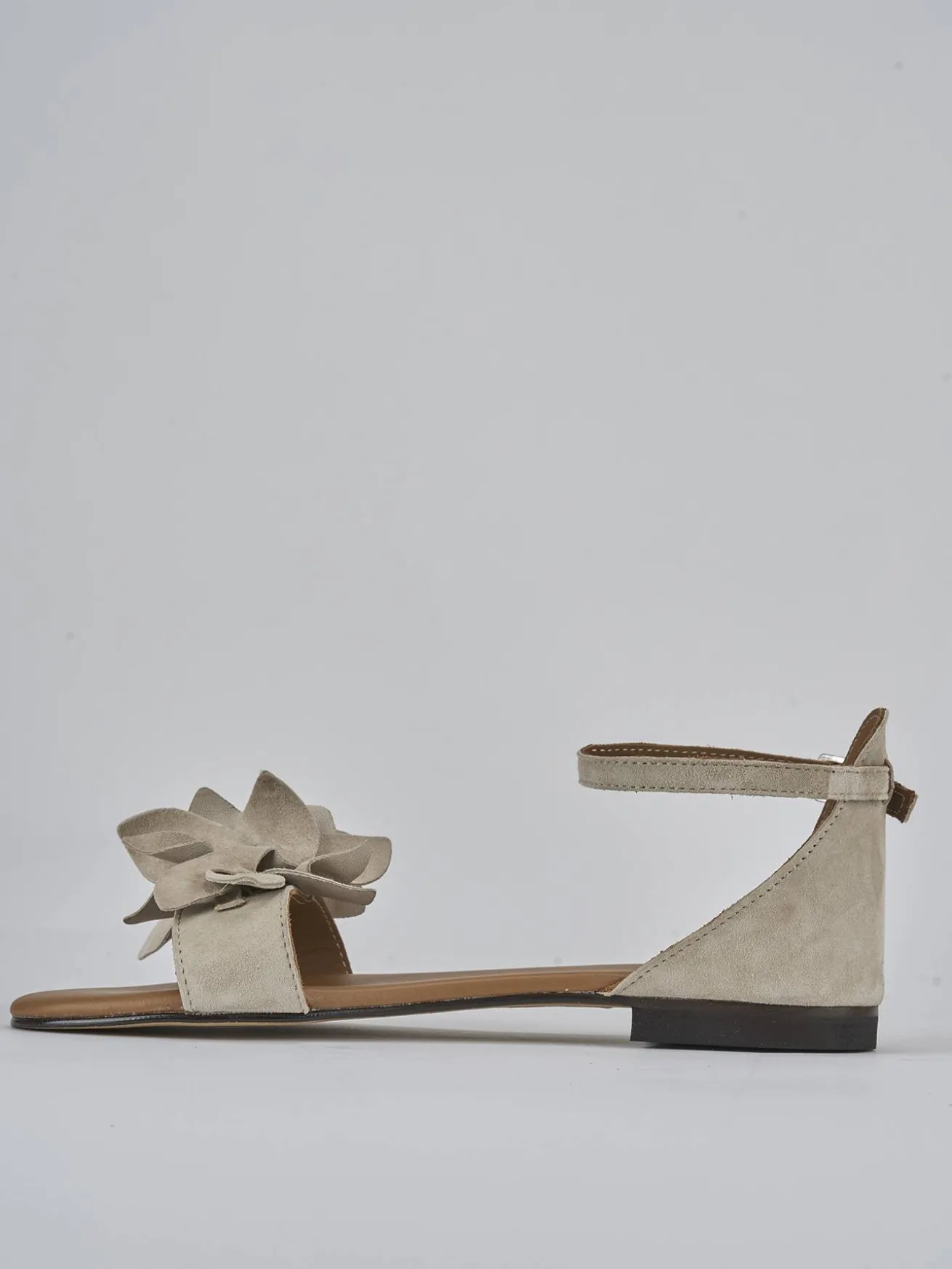 Sandalo tacco 1 cm beige camoscio