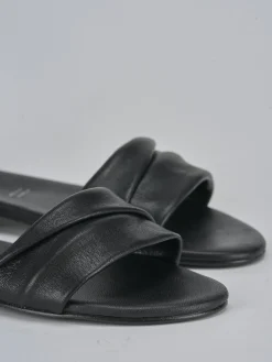 Sandalo tacco 1 cm nero pelle