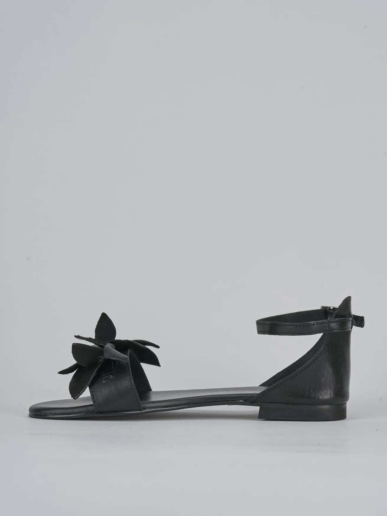 Sandalo tacco 1 cm nero pelle