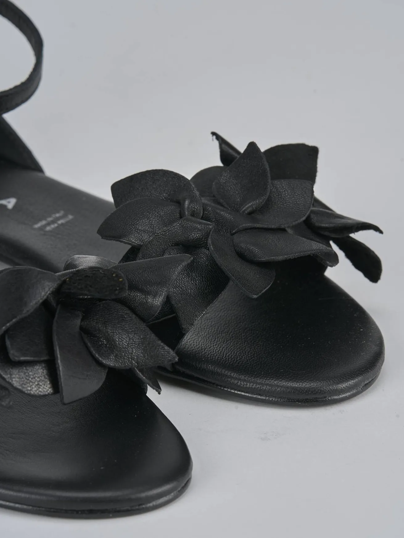 Sandalo tacco 1 cm nero pelle