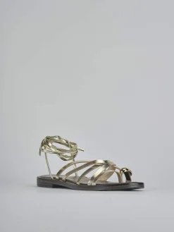 Sandalo tacco 1 cm oro laminato