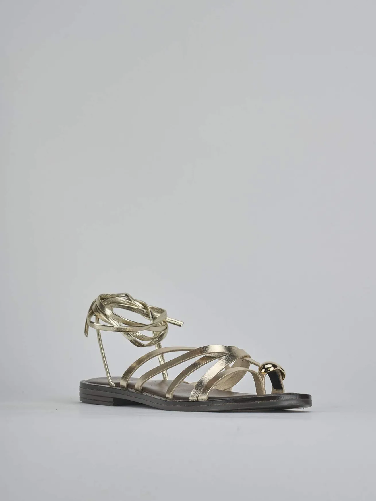 Sandalo tacco 1 cm oro laminato