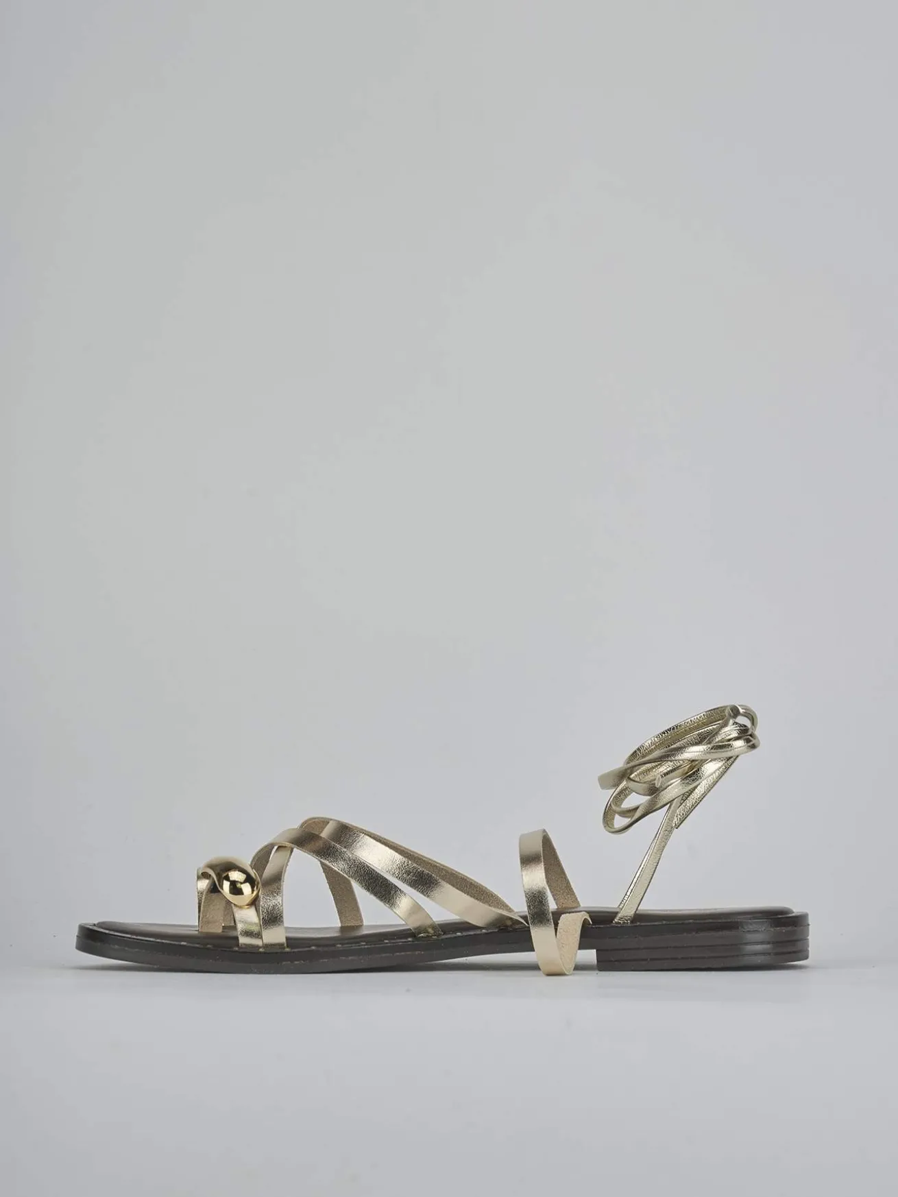 Sandalo tacco 1 cm oro laminato