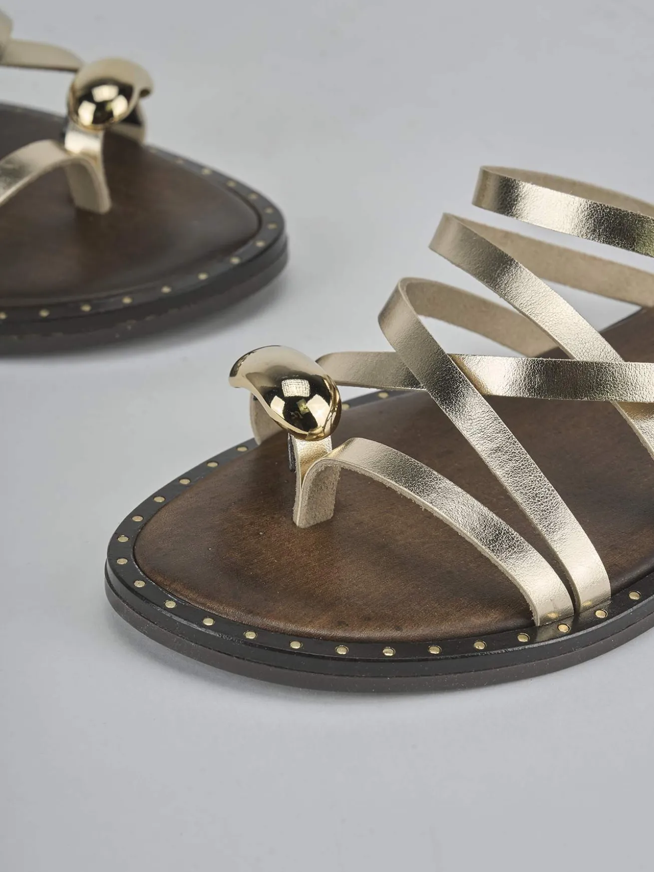 Sandalo tacco 1 cm oro laminato