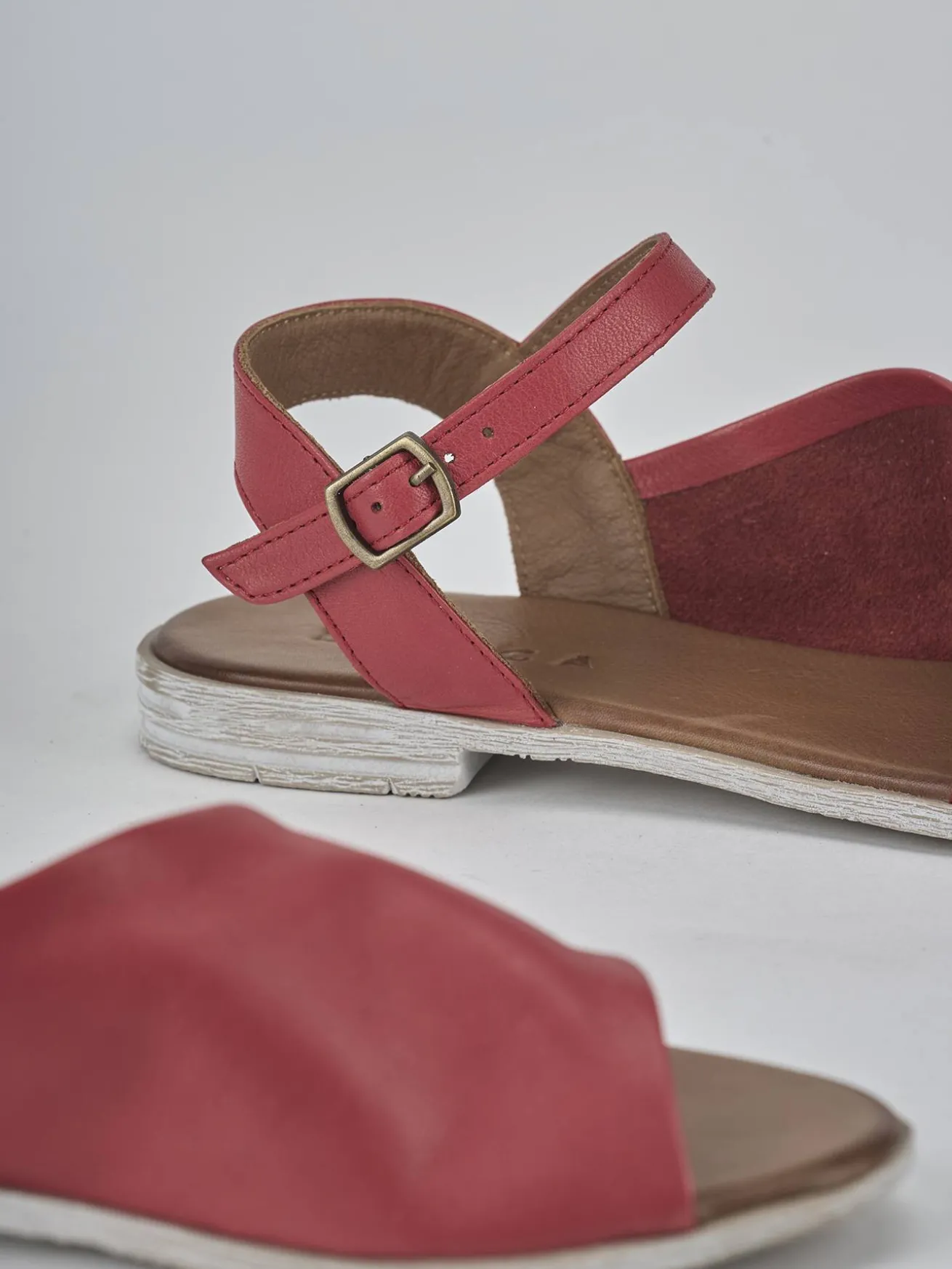 Sandalo tacco 1 cm rosso pelle