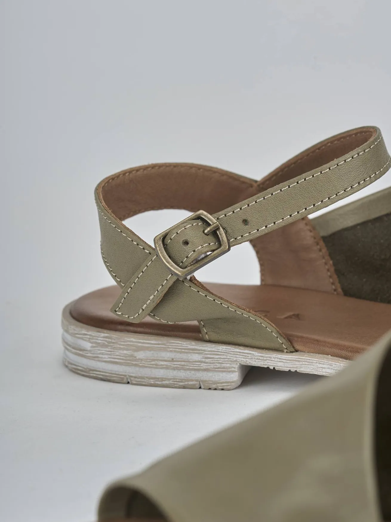 Sandalo tacco 1 cm verde pelle