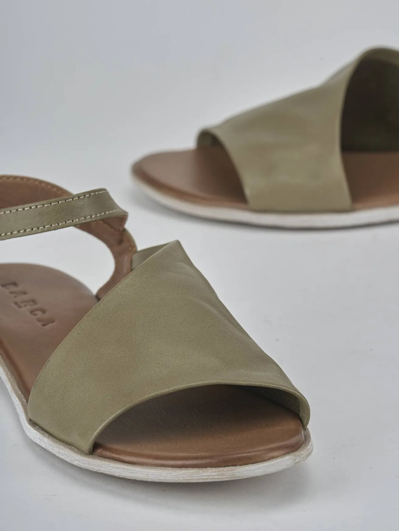 Sandalo tacco 1 cm verde pelle