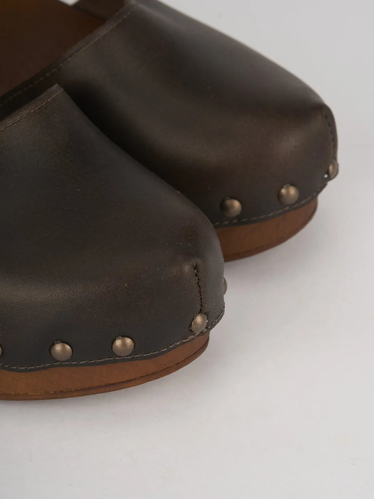 Sandalo zoccolo tacco 7cm con plateaux testa pelle