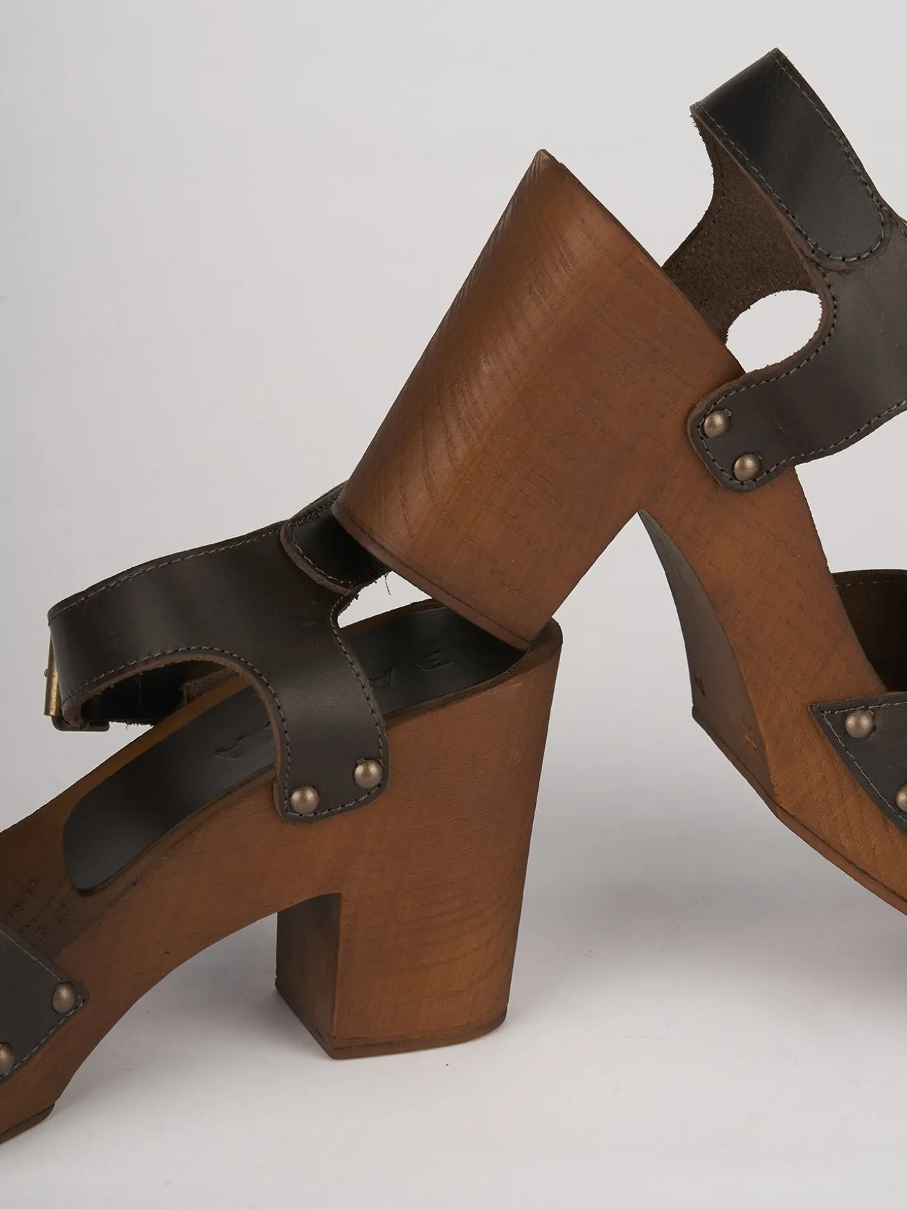 Sandalo zoccolo tacco 7cm con plateaux testa pelle