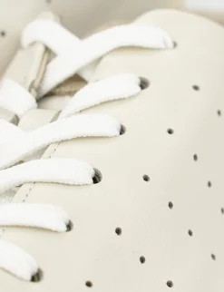 sneakers fondo gomma e soletto interno in vera pelle. tomaia in morbida pelle bianco