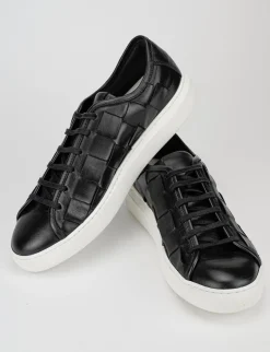 sneakers fondo gomma e soletto interno in vera pelle. tomaia in morbida pelle intrecciata nero