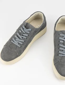 sneakers fondo gomma e soletto interno in vera pelle. tomaia in morbida pelle grigio