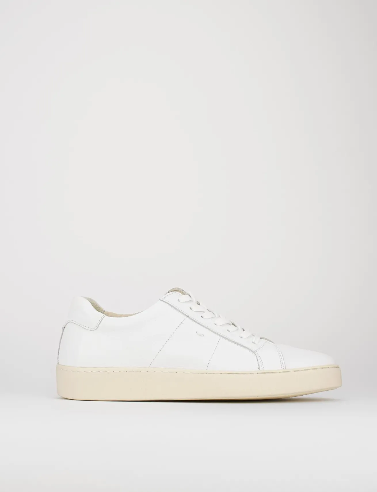 sneakers fondo gomma e soletto interno in vera pelle. tomaia in morbida pelle bianco