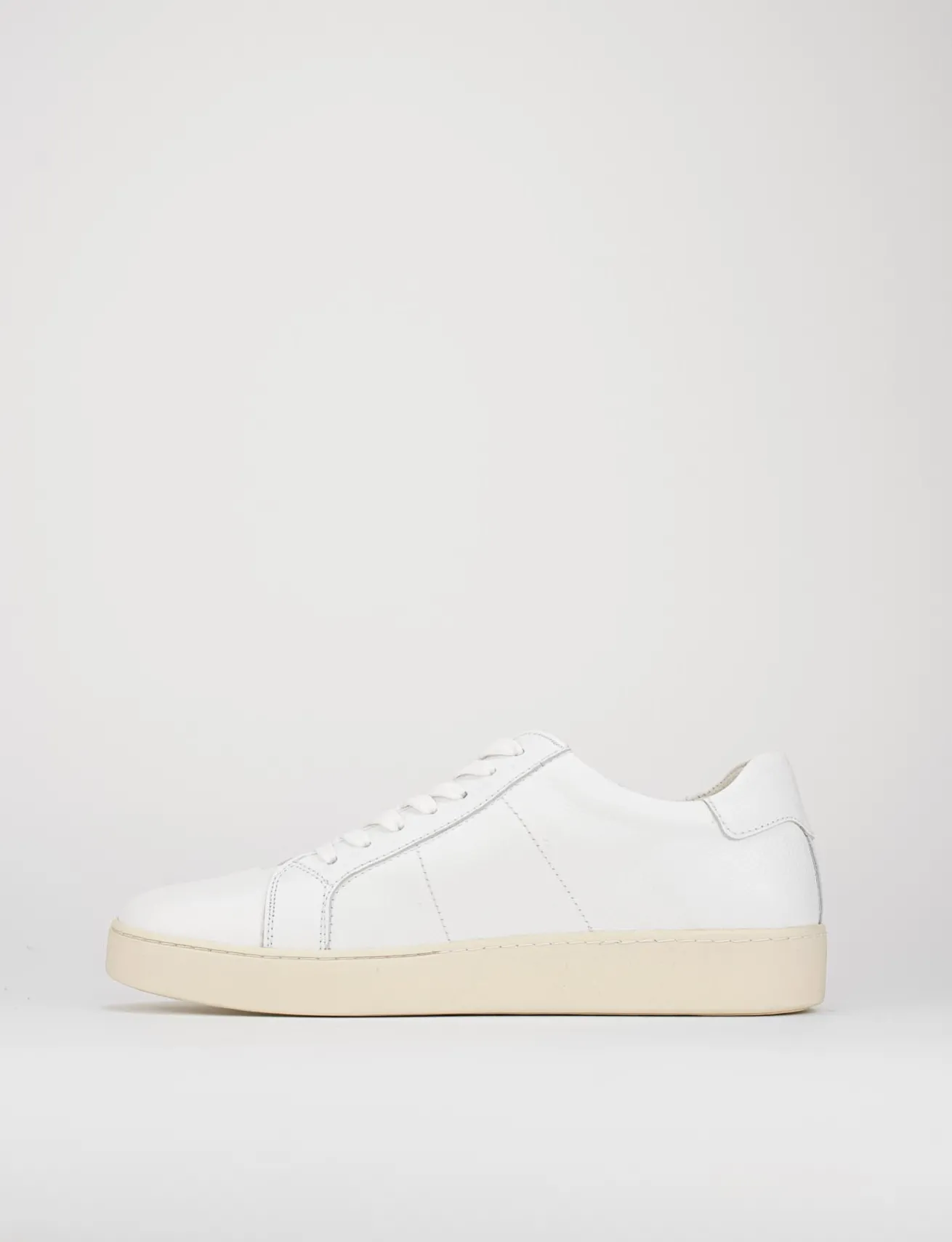 sneakers fondo gomma e soletto interno in vera pelle. tomaia in morbida pelle bianco