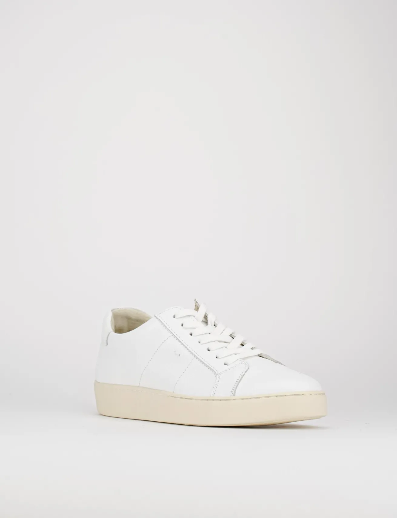 sneakers fondo gomma e soletto interno in vera pelle. tomaia in morbida pelle bianco