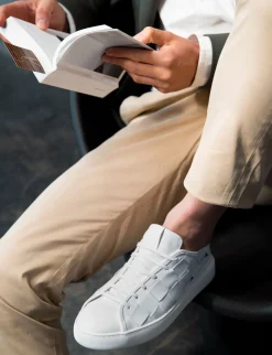 sneakers fondo gomma e soletto interno in vera pelle. tomaia in morbida pelle intrecciata bianco
