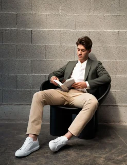 sneakers fondo gomma e soletto interno in vera pelle. tomaia in morbida pelle intrecciata bianco