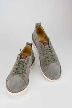 Sneakers fondo gomma e soletto interno in vera pelle. Tomaia in morbido camoscio tortora