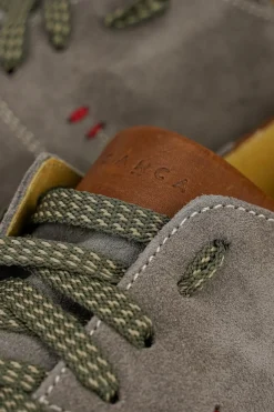 Sneakers fondo gomma e soletto interno in vera pelle. Tomaia in morbido camoscio tortora