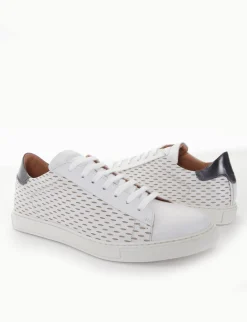 Sneakers fondo gomma e soletto interno in vera pelle. Tomaia in morbida pelle di vitello bianco