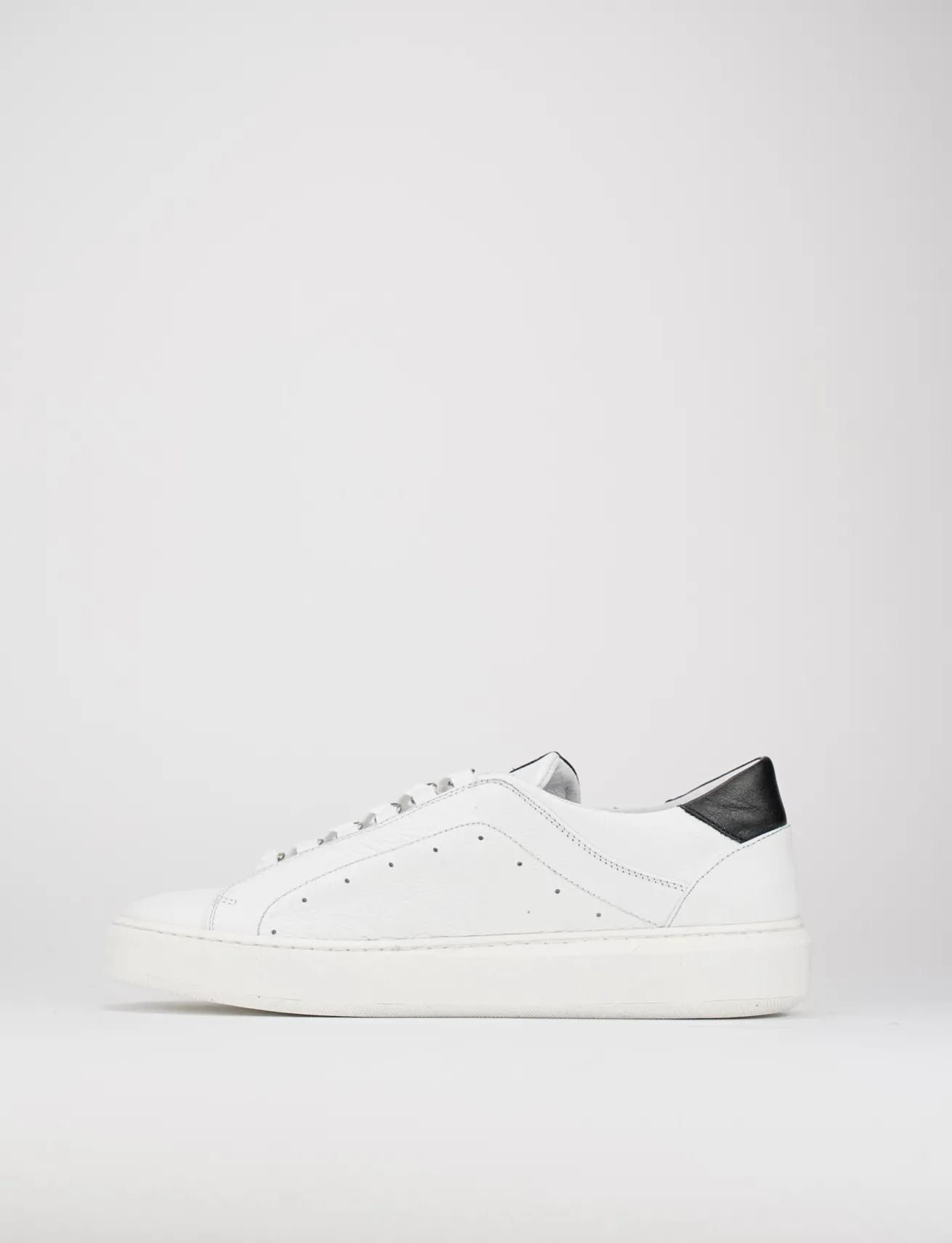 snkrs fondo gomma e soletto interno in vera pelle. tomaia in morbida pelle bianco